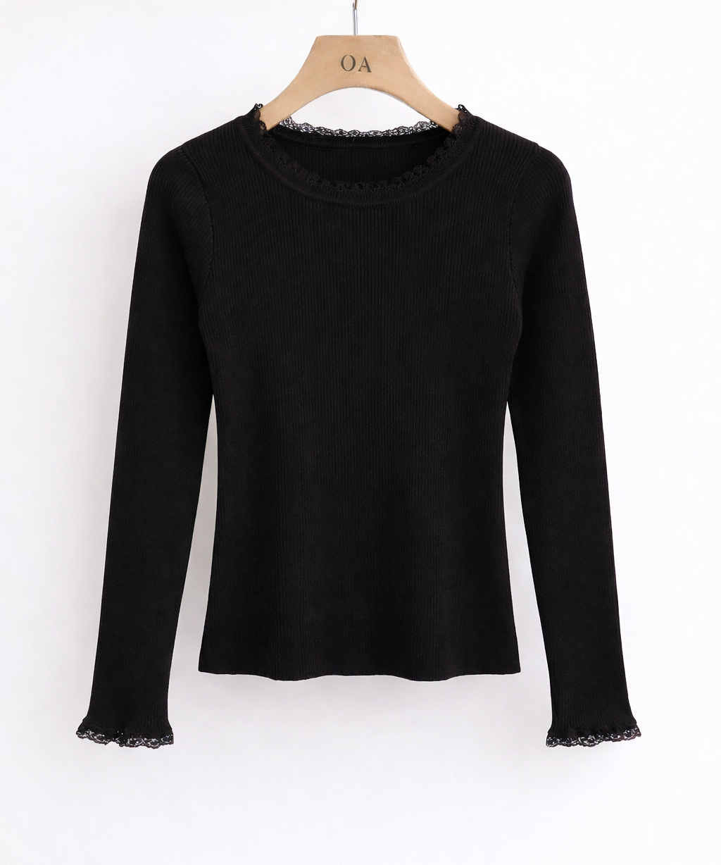 Blusa preta de malha, manga longa com punhos rendados e gola canelada