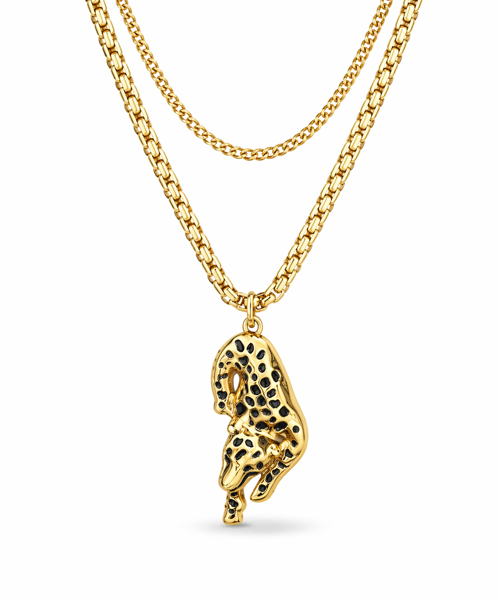 Colar dourado com corrente e pingente de pantera trabalhado, acabamento brilhante