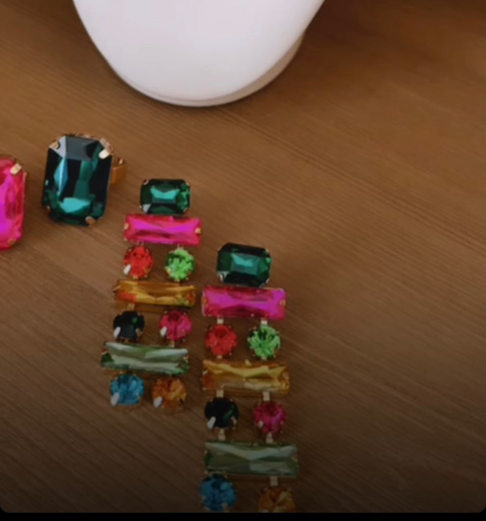 Brinco com pedras retangulares coloridas, em verde, rosa, azul e vermelho, estilo pendente