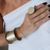 Bracelete dourado com placas arredondadas na pulseira