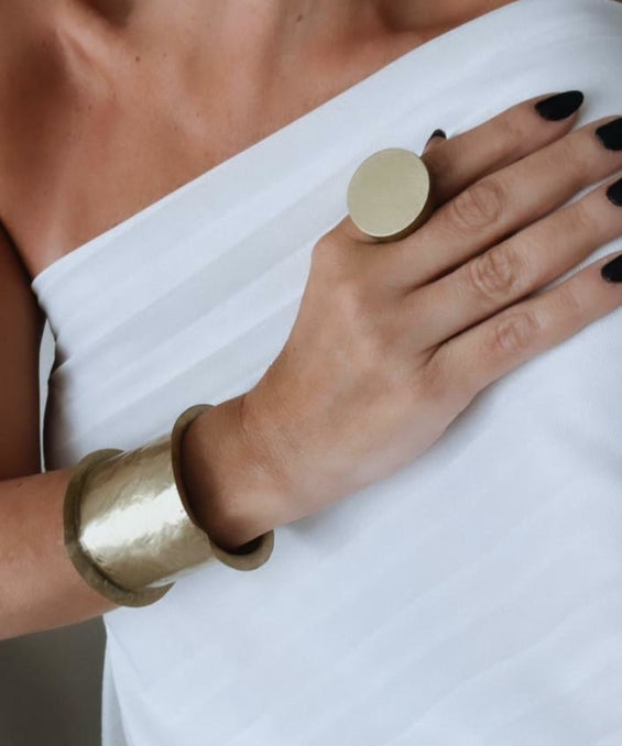 Bracelete dourado com placas arredondadas na pulseira