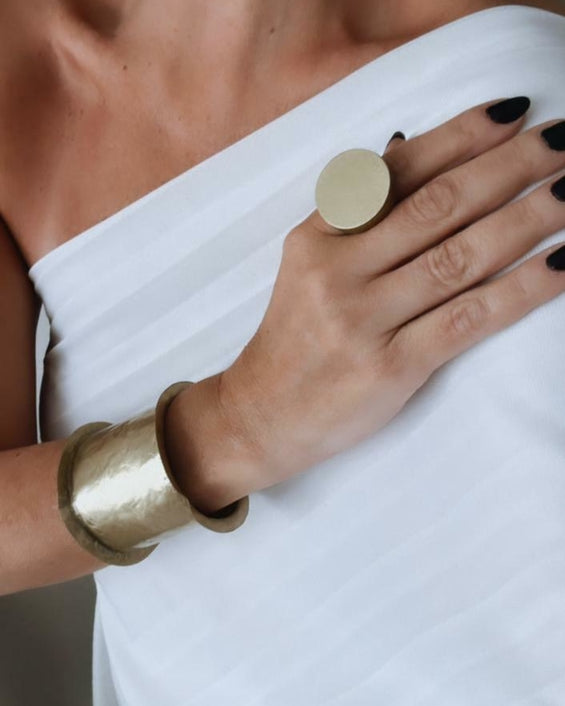 Bracelete dourado com placas arredondadas na pulseira