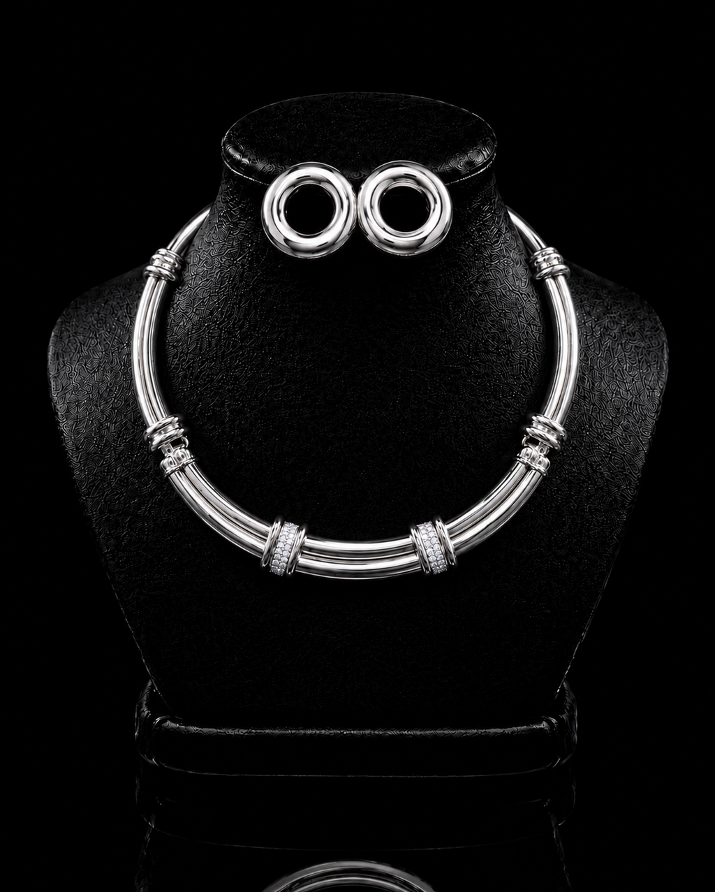 Conjunto de colar e brinco prateado com choker curvo e argolas duplas redondas com detalhes brilhantes