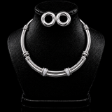 Conjunto de colar e brinco prateado com choker curvo e argolas duplas redondas com detalhes brilhantes