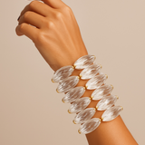 Pulseira de contas ovais transparentes com fecho dourado e detalhes em metal