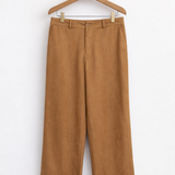 Calça de tecido caramelo, cintura com botão e passantes.