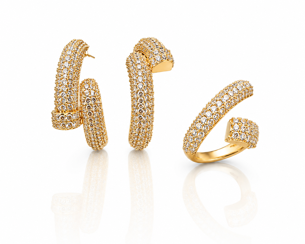 Conjunto de anel e brinco prego dourados com zircônias