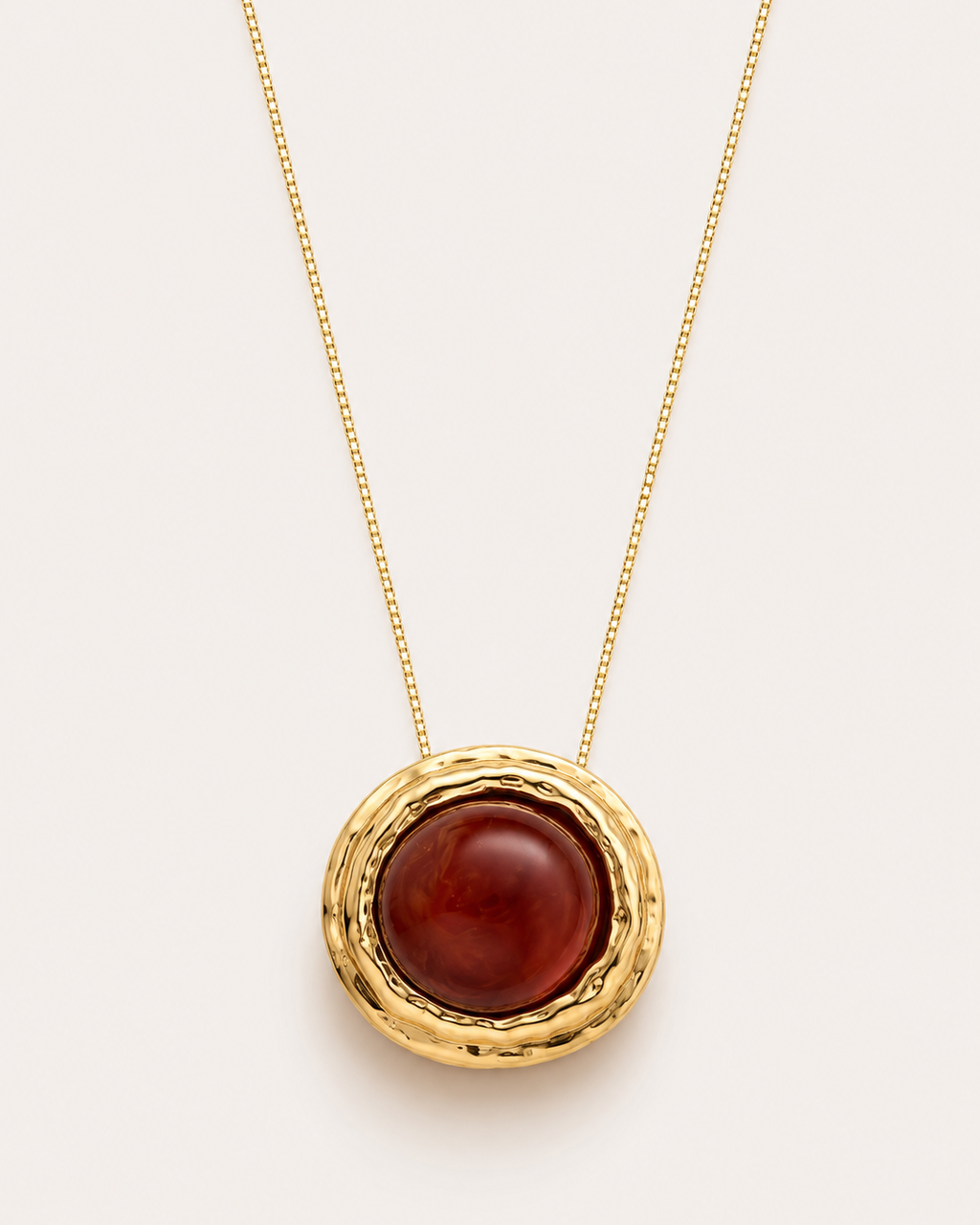 Colar Millenium dourado com pingente circular e pedra marrom escura