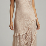 Vestido longo rendado creme com alças finas e babados sobrepostos