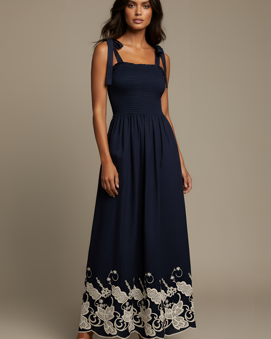 Vestido longo marinho com alças, decote quadrado e barra de renda branca