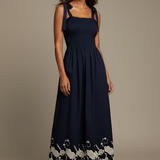 Vestido longo marinho com alças, decote quadrado e barra de renda branca