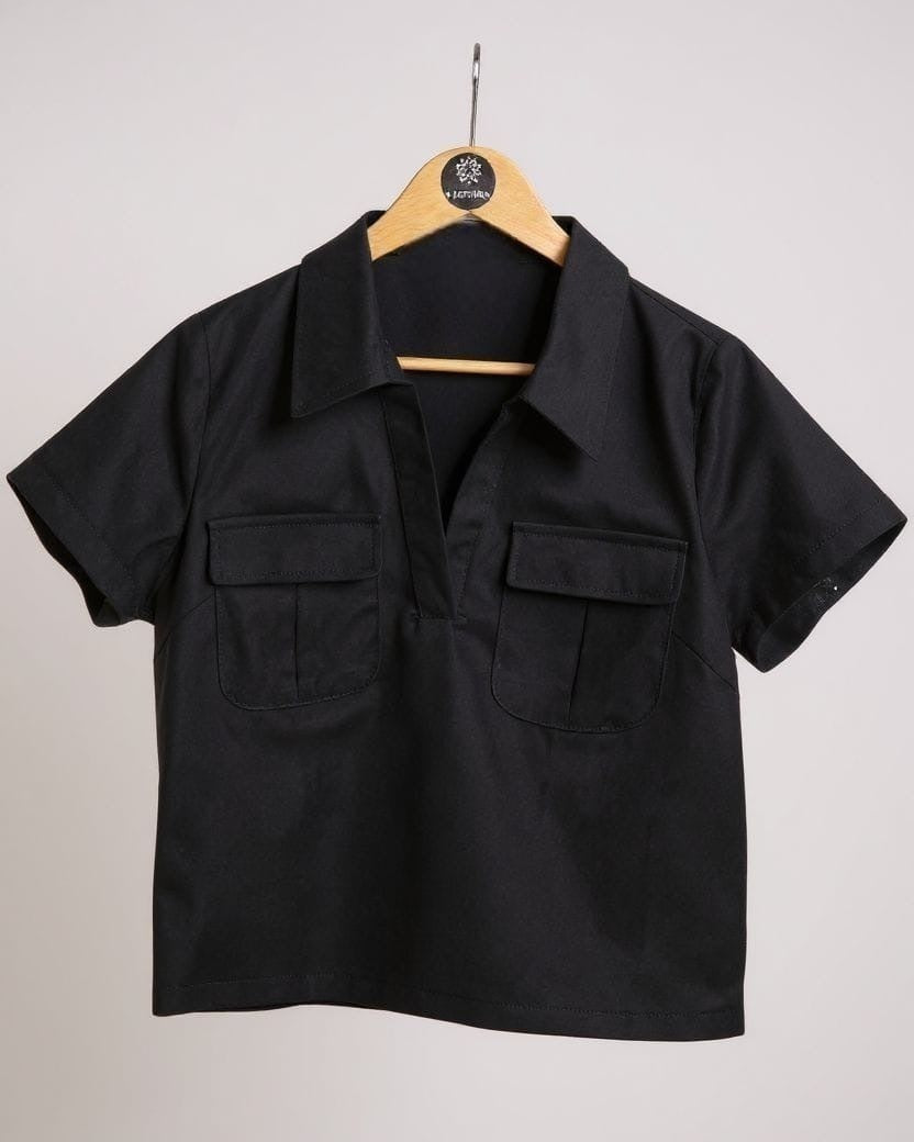 Blusa preta de gola polo em cabide, com dois bolsos e mangas curtas