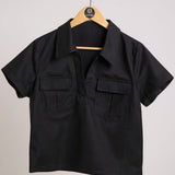 Blusa preta de gola polo em cabide, com dois bolsos e mangas curtas