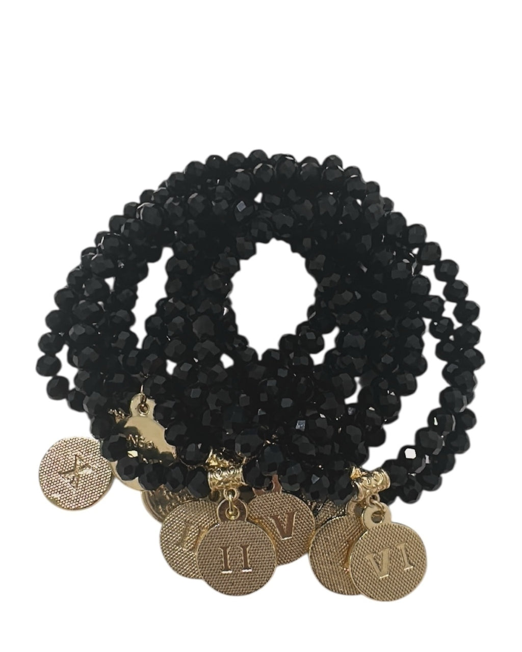Pulseira de cristais pretos com pingentes dourados em medalhas e corações