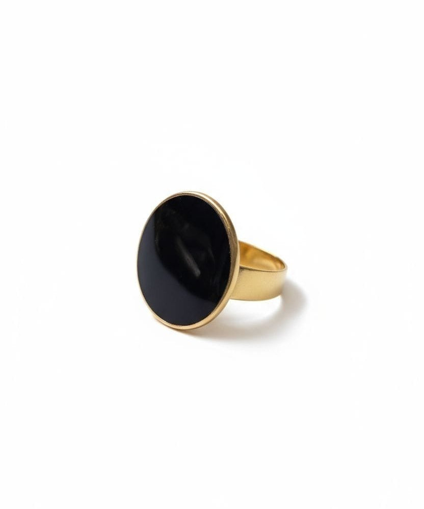 Anel Fiora em círculo dourado com pedra preta e aro fino