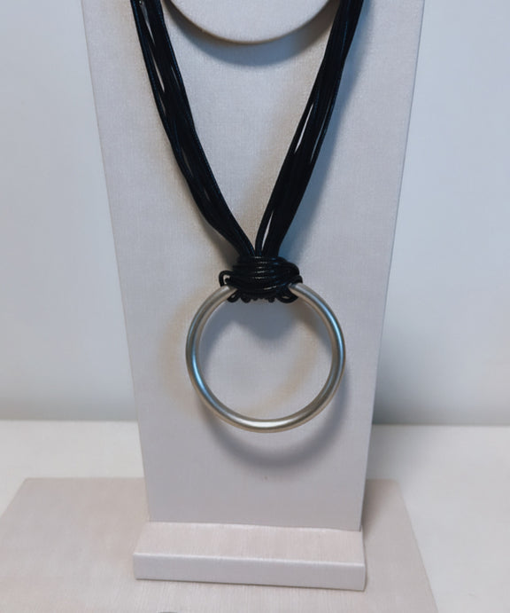 Colar Lidia com cordões pretos e aro metálico circular no pingente