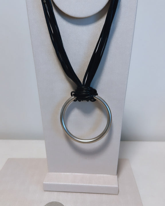 Colar Lidia com cordões pretos e aro metálico circular no pingente