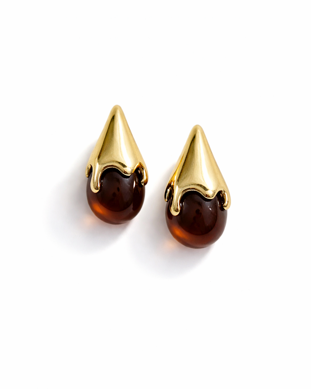 Brinco gota em metal dourado com resina marrom-avermelhada