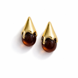 Brinco gota em metal dourado com resina marrom-avermelhada
