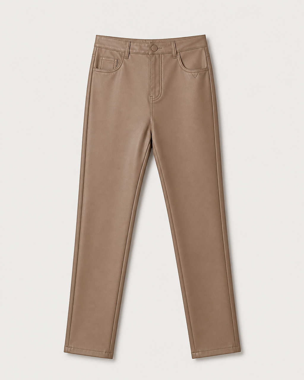 Calça skinny bege, cintura com botão, bolsos frontais e passantes.