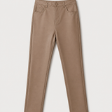 Calça skinny bege, cintura com botão, bolsos frontais e passantes.