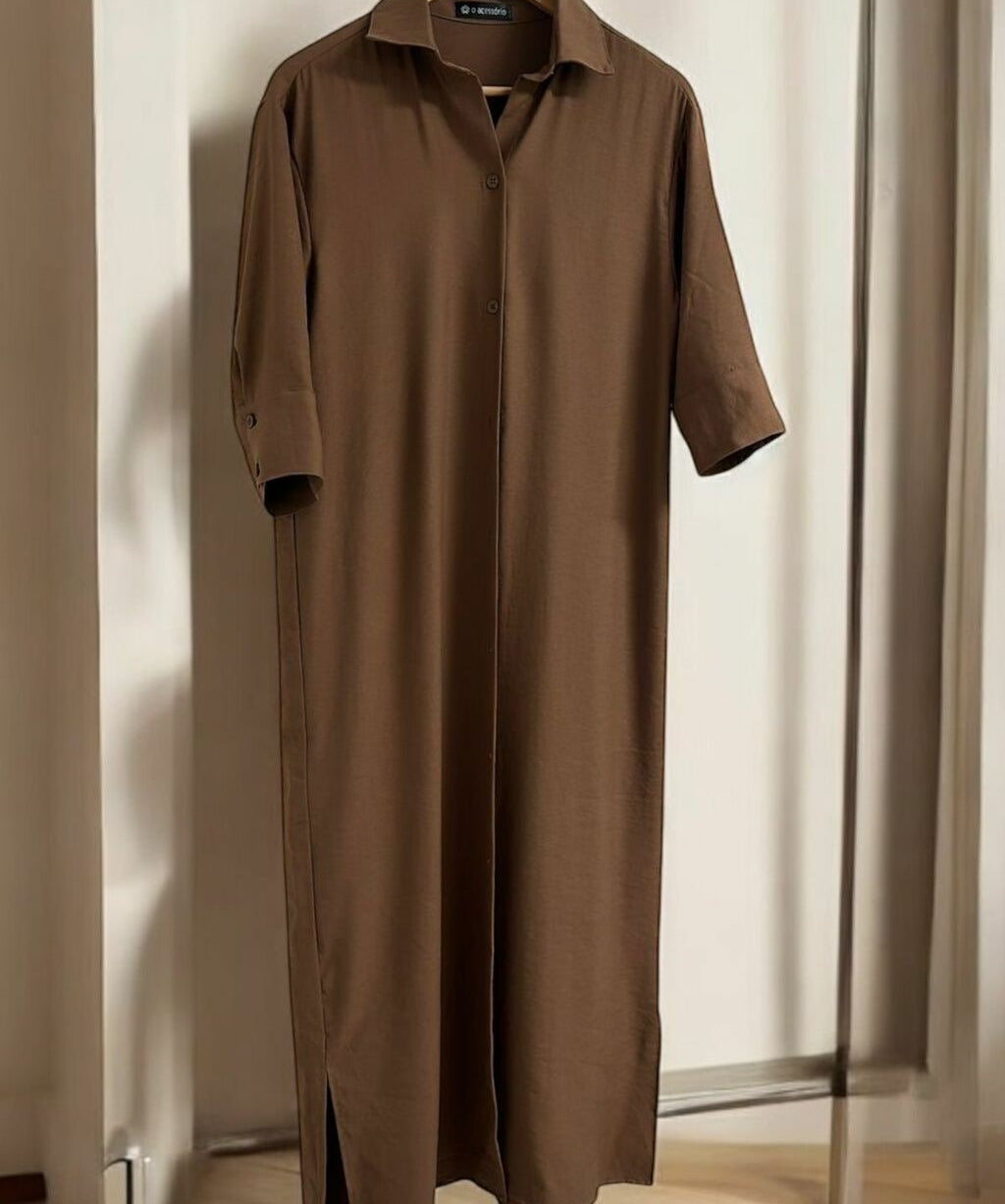 Camisa longa tipo chemise marrom com gola e botões, manga curta
