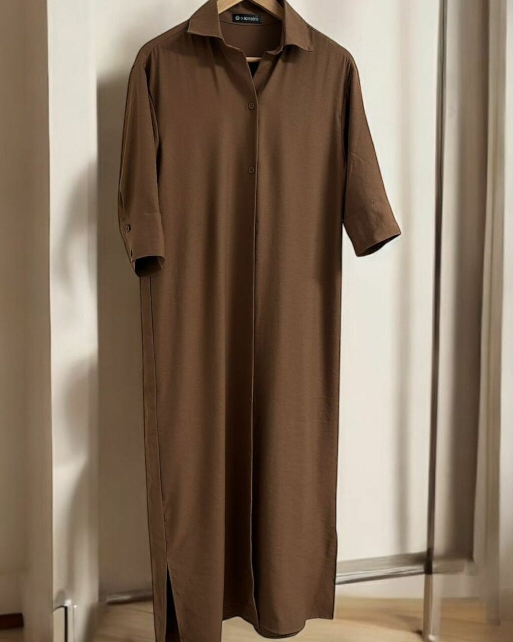 Camisa longa tipo chemise marrom com gola e botões, manga curta