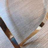 Colar Adriana Gold dourado, com acabamento texturizado e recortes triangulares