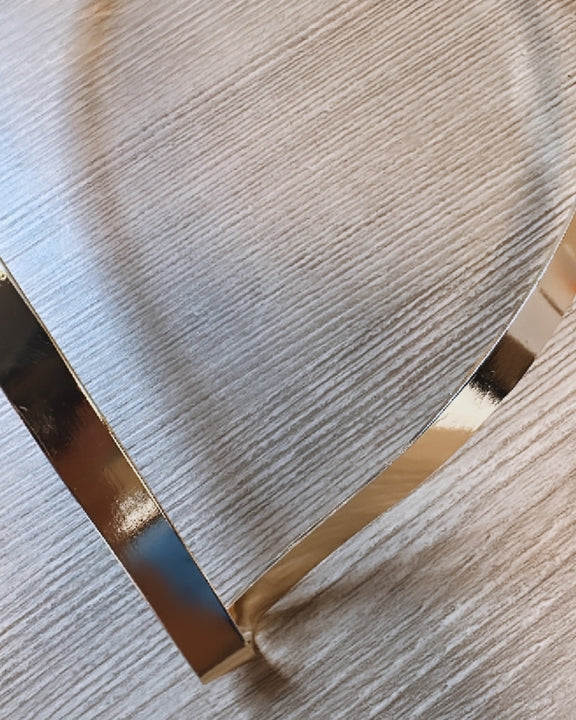 Colar Adriana Gold dourado, com acabamento texturizado e recortes triangulares