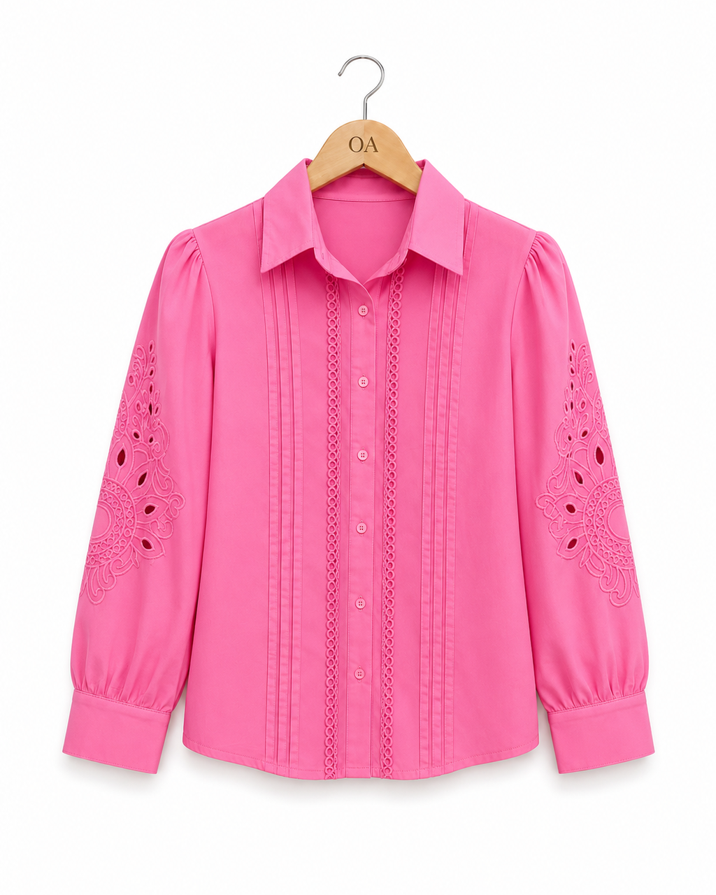 Camisa rosa de gola com botões, padronagem bordada central e recortes nas mangas
