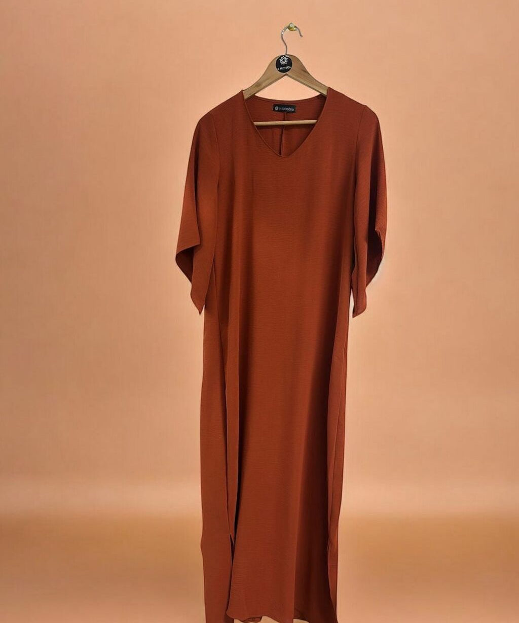 Vestido longo ferrugem com decote V e mangas amplas, caimento solto.