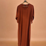 Vestido longo ferrugem com decote V e mangas amplas, caimento solto.