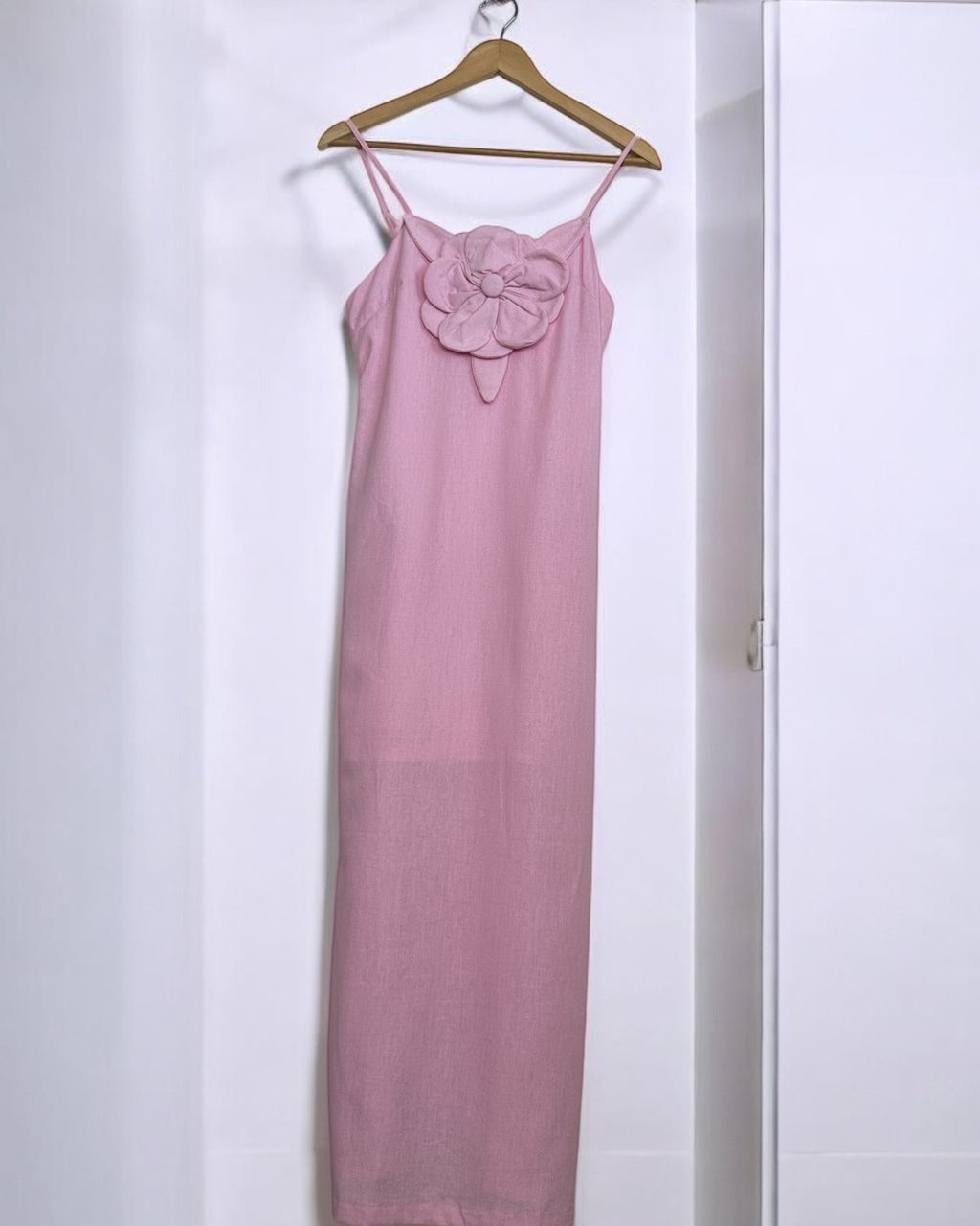 Vestido Aurora rosa bebê, alças finas e flor 3D no peito