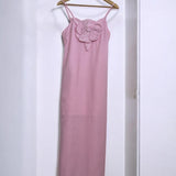 Vestido Aurora rosa bebê, alças finas e flor 3D no peito