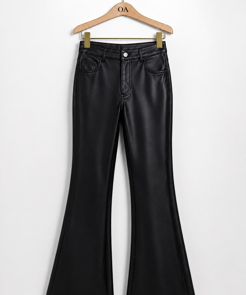 Calça Gregória preta, pantalona de cintura alta com botão frontal e bolsos.