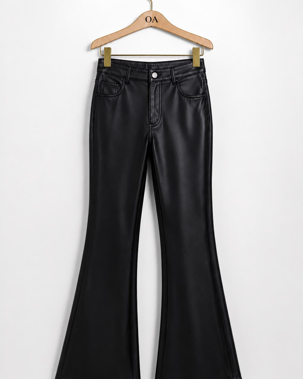Calça Gregória preta, pantalona de cintura alta com botão frontal e bolsos.