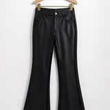 Calça Gregória preta, pantalona de cintura alta com botão frontal e bolsos.