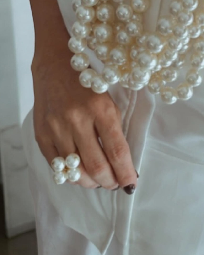 Anel Times com pérolas brancas e detalhe em formato de flor