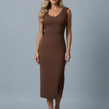 Vestido midi marrom com decote V e fenda na barra