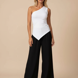 Blusa branca assimétrica na frente, alças largas e recorte diagonal