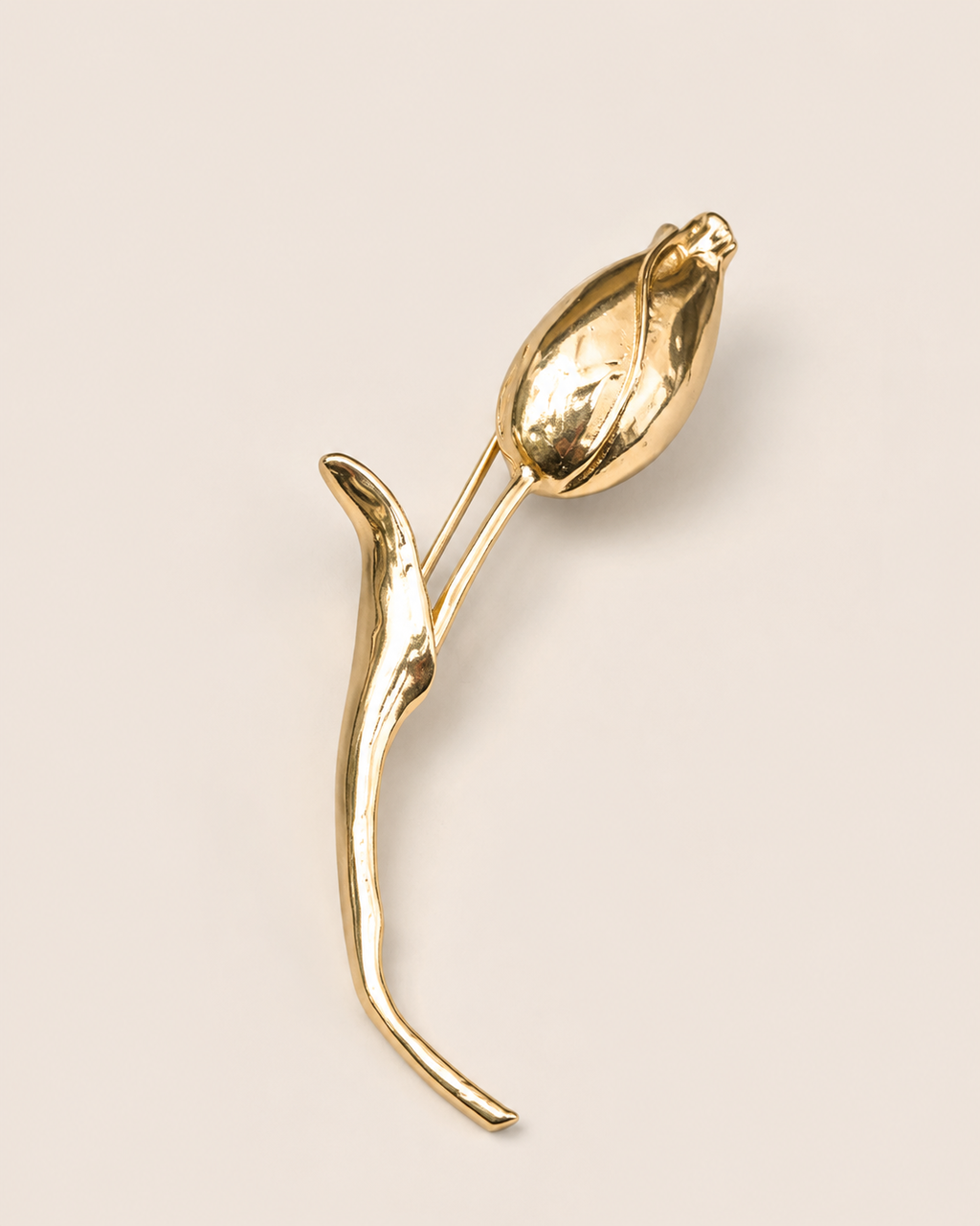 Broche de tulipa dourado em formato 3D com haste