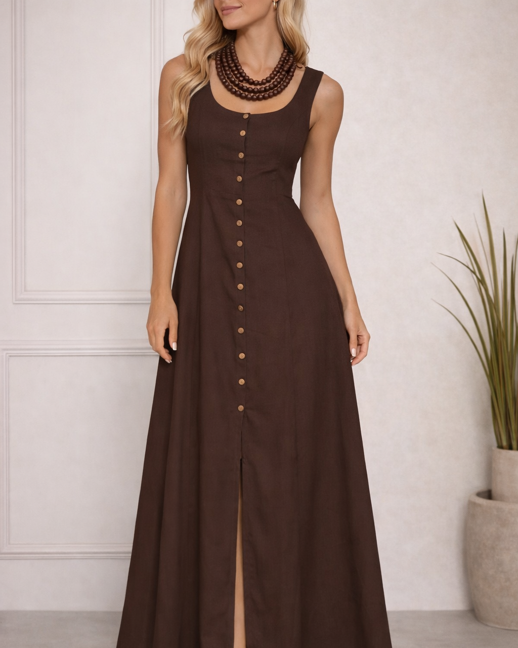 Vestido longo marrom com alças largas, botões frontais e fenda na barra.