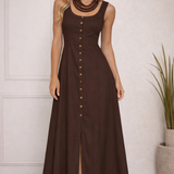 Vestido longo marrom com alças largas, botões frontais e fenda na barra.