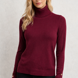 Blusa de tricô marsala com gola alta, mangas longas e punhos com botões dourados