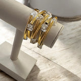 Pulseira dourada com pedras transparentes em hastes trançadas