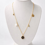 Colar Cleef com corrente dourada e pingente preto em forma de trevo