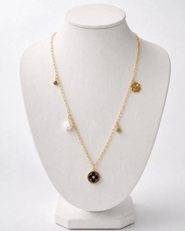 Colar Cleef com corrente dourada e pingente preto em forma de trevo