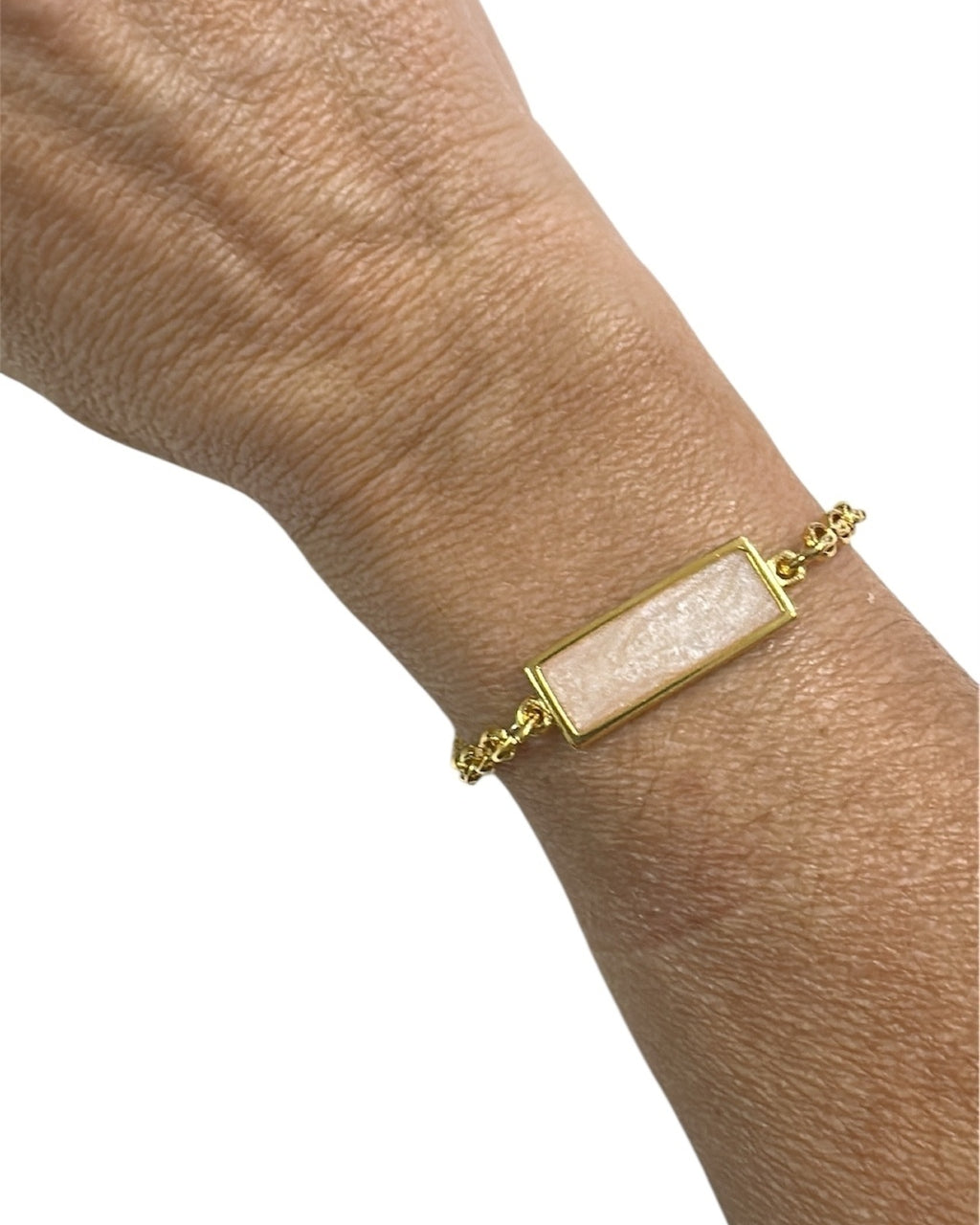Pulseira com placa retangular perolada e corrente dourada