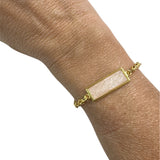 Pulseira com placa retangular perolada e corrente dourada