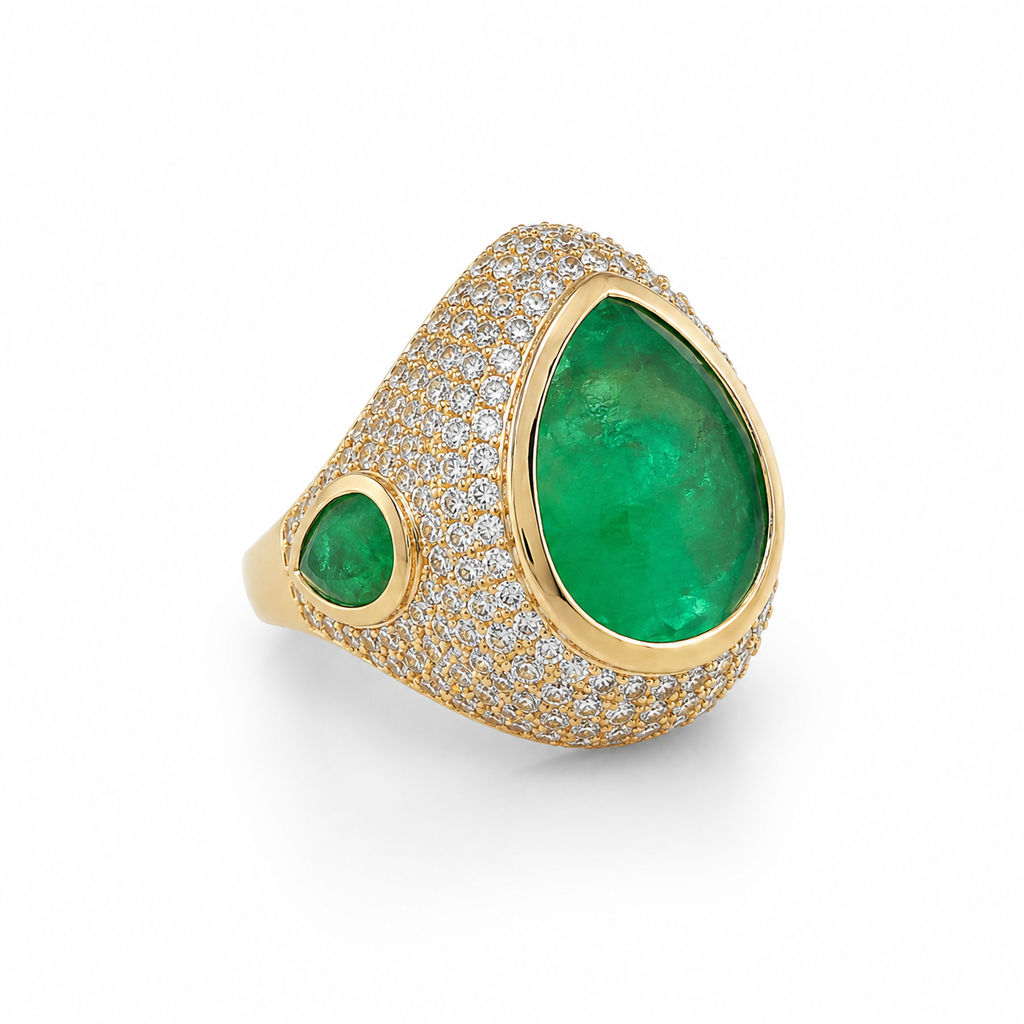 Anel dourado com pedra verde oval e pedra menor verde, cravado com micro pedras
